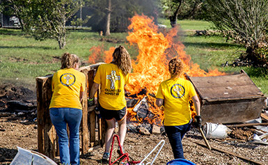 AYUDANDO A LA COMUNIDAD DE KANSAS A RECOGER LOS PEDAZOS