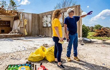 AYUDANDO A LA COMUNIDAD DE KANSAS A RECOGER LOS PEDAZOS