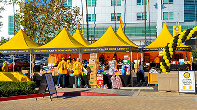 A VM‑ek tízezreknek segítenek a Los Angeles‑i erdőtüzek sújtotta területen