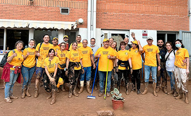 BÅND KNYTTET GJENNOM Å HJELPE ANDRE