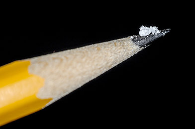 Fentanyl ist so stark und tödlich, dass eine Dosis dieser Größe – nur zwei Milligramm – tödlich sein kann. Drogenhandelsnetzwerke produzieren massenhaft gefälschte Pillen, versetzen sie mit Fentanyl und vermarkten sie als Markenmedikamente.