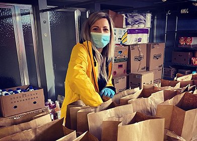 VM’s in Kansas City werken met plaatselijke kerken samen om voedsel en essentiële hulpgoederen voor gezinnen in de gemeenschap in te pakken.