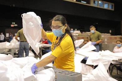 VMs do Panamá trabalham juntamente com as agências governamentais preparando mais de 50 000 sacos de comida por dia para alimentar aqueles em necessidade.