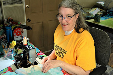 Egy seattle-i önkéntes lelkész maszkokat készít, hogy segítsen megvédeni a létfontosságú dolgozókat.