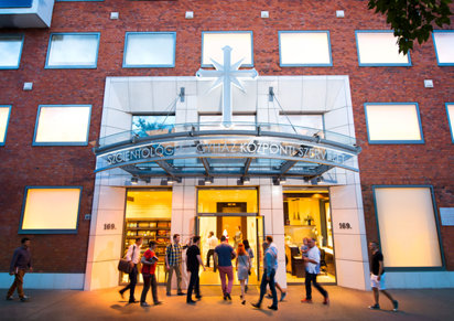 人道主義運動的參與者集合在一起