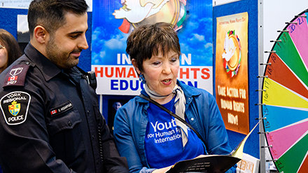 Unge for menneske­rettigheder Toronto fremmer tolerance i Ontario