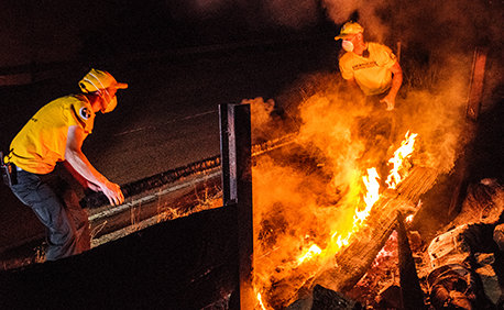 Frivillige Hjælpere hjælper med at slukke brande i Tujunga, Californien