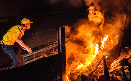 Los Ministros Voluntarios ayudando a apagar incendios forestales en Tujunga, California