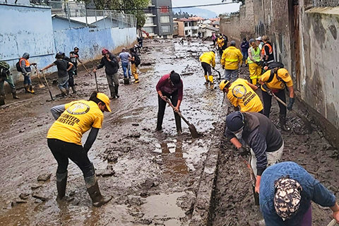 צוות המענה בשעת אסון של Scientology עוזר לקיטו בחפירות אחרי מפולת בוץ הרסנית