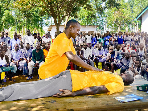 Саентологические волонтёры приносят новую надежду кенийским заключённым