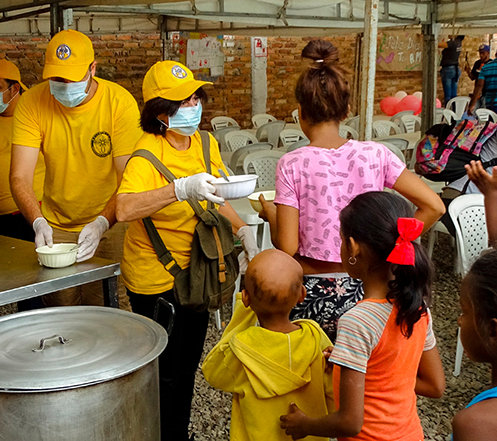 コロンビアの国境の明るく輝く黄色いテントがベネズエラの人々に希望をもたらす