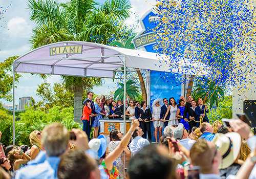 Под дождём из золотого конфетти