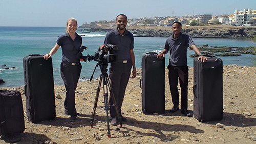 La squadra di cameraman di Scientology Media Productions in Africa