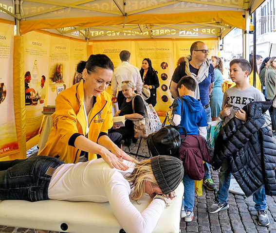 UN PHARE D’AIDE BRILLE ALORS QUE LES MINISTRES VOLONTAIRES ARRIVENT AU CŒUR DE COPENHAGUE
