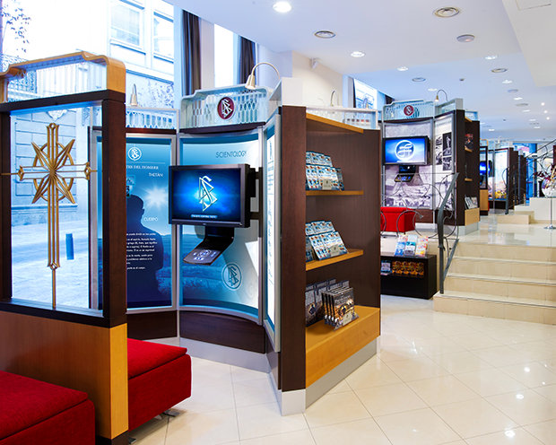 Scientologická církev zve návštěvníky a hosty, aby využívali veřejné prostory budovy ke koordinaci programů na zlepšení komunity a humanitárních programů, které Scientologická Církev podporuje.