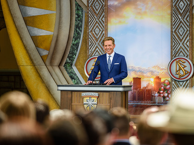 Står i spidsen for indvielsen. Indvielsen af Scientology Kirken i Johannesburg North