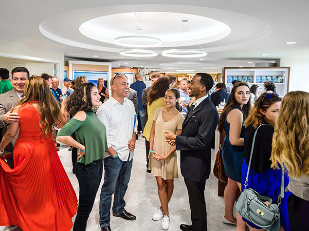 興高采烈的出席者