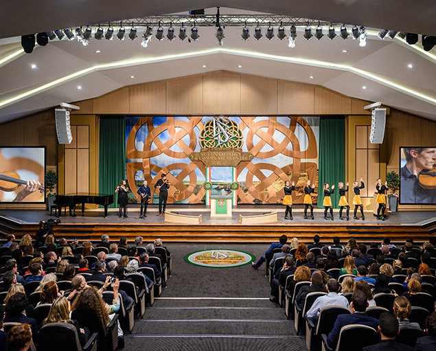 Slavnostní  otevření Scientologického komunitního centra byly poháněny řadou typických irských nástrojů, houslí a flétnou a irskými tanečnicemi.