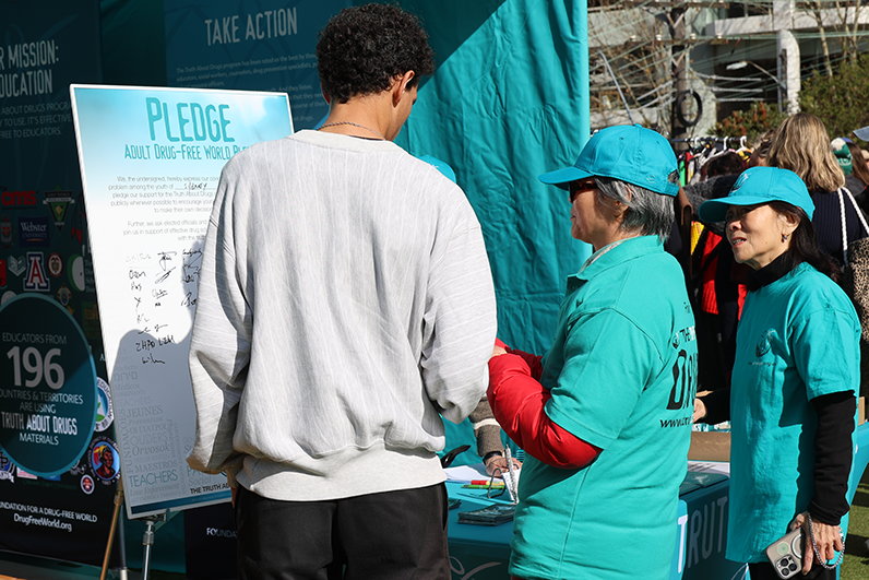 Sydney locals taking the pledge to be drug-free.