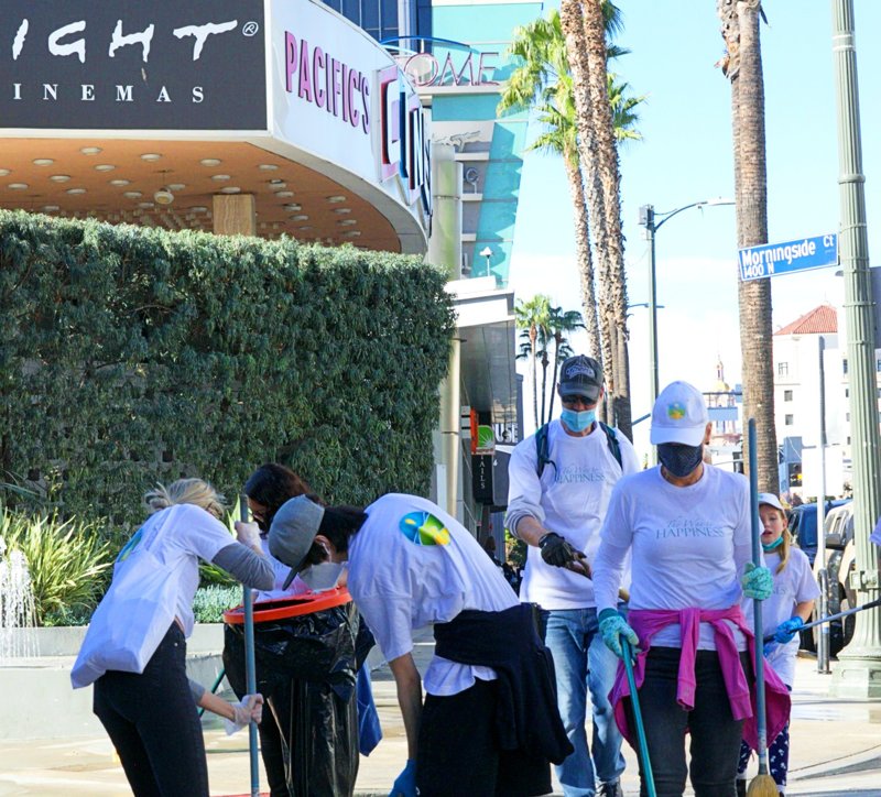 Volunteers Help Make the Hollywood Christmas Parade Route Beautiful