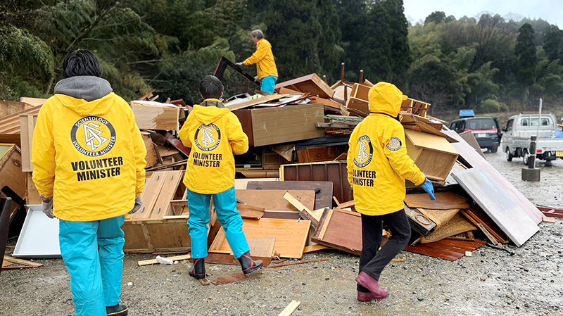 Los Ministros Voluntarios Llevan Ayuda a Raíz del Terremoto de Japón