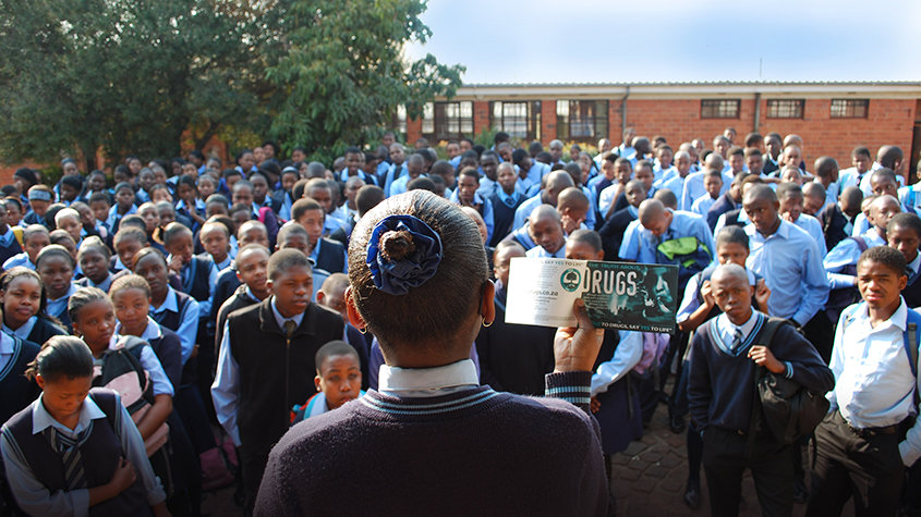 薬物のない世界のための財団は、世界中の3万を超える学校や施設で、1300万人の生徒を教育してきました。