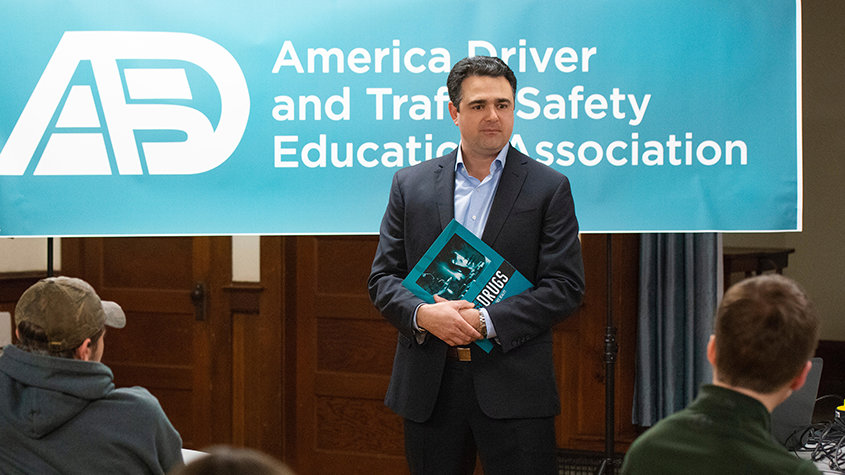 Darren Tessitore entrega seminarios a maestros de educación para conductores de todo Estados Unidos, quienes a su vez entregan seminarios a sus estudiantes.
