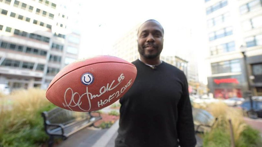 Marshall Faulk launches a challenge with students to encourage them to learn the truth about drugs.