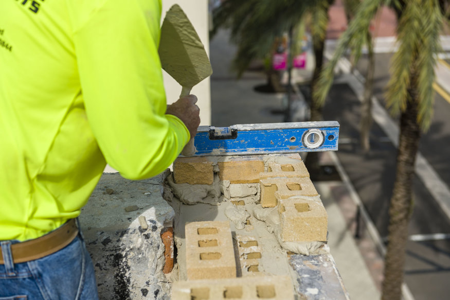 Blue level on parapet with fresh bricks