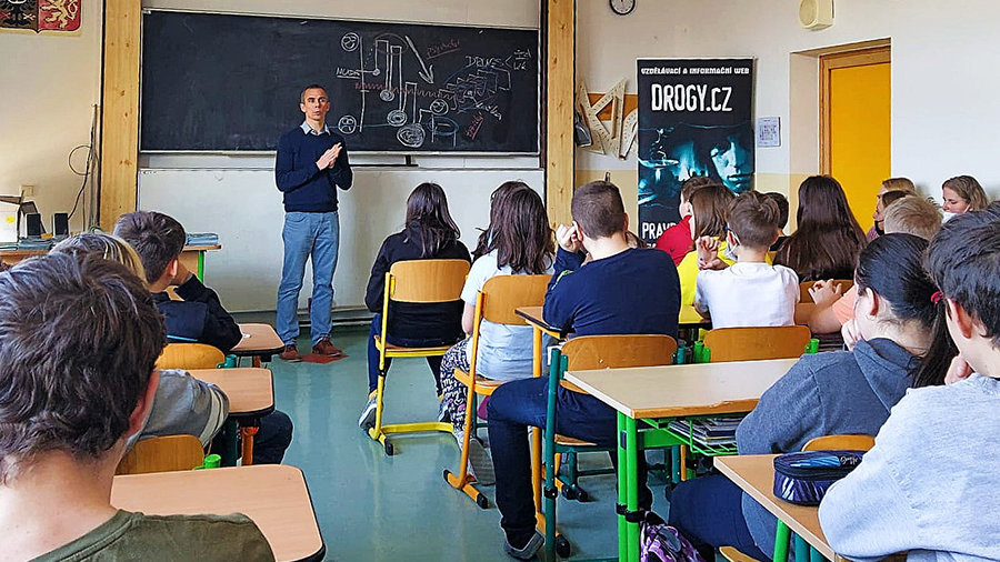 Los voluntarios de la República Checa llevan la verdad sobre la metanfetamina y otras drogas peligrosas a las escuelas para ayudar a los jóvenes a tomar la decisión autodeterminada de vivir vidas sin drogas.