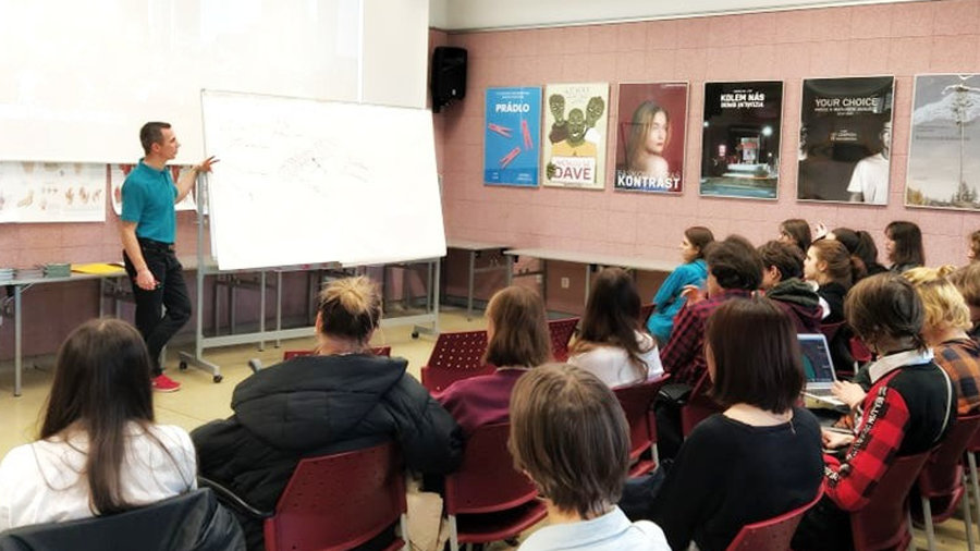 Los voluntarios de la República Checa llevan la verdad sobre la metanfetamina y otras drogas peligrosas a las escuelas para ayudar a los jóvenes a tomar la decisión autodeterminada de vivir vidas sin drogas.